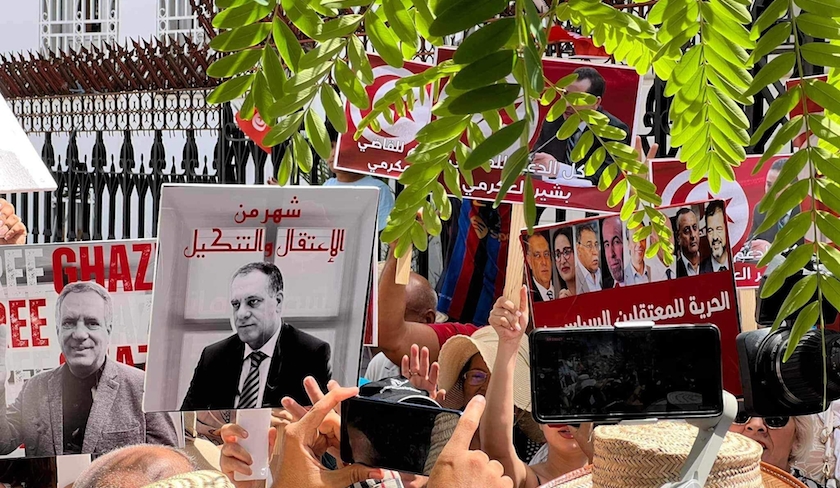 Sit-in de soutien aux prisonniers politiques devant le tribunal 
